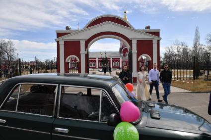 Борисоглебск. Свадебный кортеж перед храмом Бориса и Глеба.