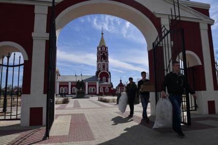 Борисоглебск. Молодые люди убирают территорию перед храмом.