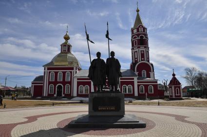 Борисоглебск. Памятник святым Борису и Глебу перед храмом.