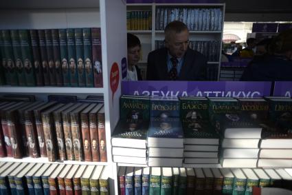 Москва. Посетители на книжном фестивале `Красная площадь`.