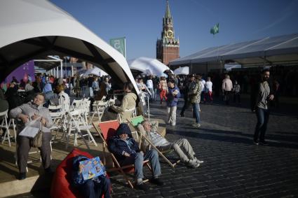 Москва. Посетители на книжном фестивале `Красная площадь`.