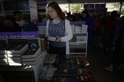 Москва. Посетительница на книжном фестивале `Красная площадь`.