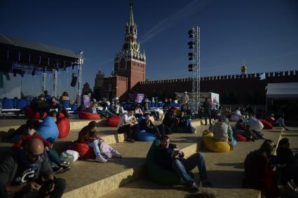 Москва. Посетители на книжном фестивале `Красная площадь`.