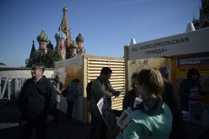Москва. Посетители у павильона Издательского Дома `Комсомольская правда`на книжном фестивале `Красная площадь`.