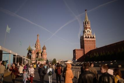 Москва. Посетители на книжном фестивале `Красная площадь`.