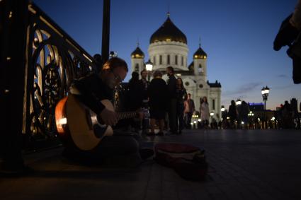 Москва. Уличный музыкант на Патриаршем мосту.