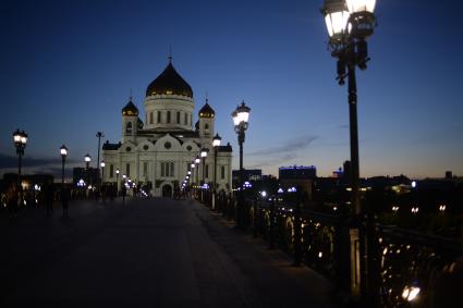 Москва. Вечерний вид на Храм Христа Спасителя с Патриаршего моста.