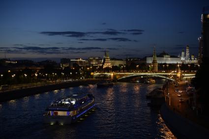 Москва. Панорамный вид Кремля и Большого Каменного моста.