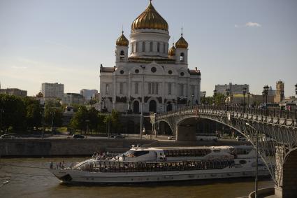 Москва. Вид на Храм Христа Спасителя и Патриарший мост.