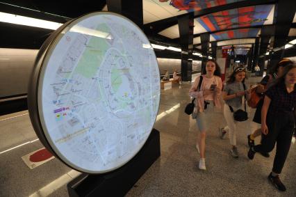 Москва. Стела с картой на платформе одной из станций метрополитена.
