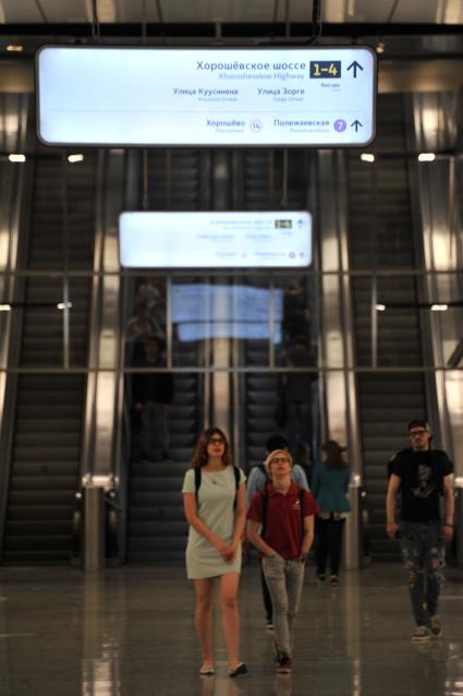 Москва. Информационное табло нового образца на станции метрополитена.