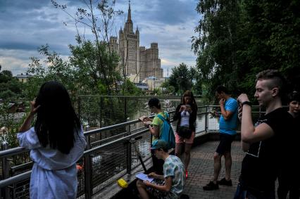 Москва. Посетители зоопарка фотографируют его обитателей.