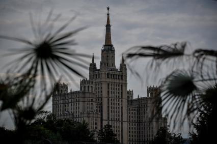 Москва. Вид на высотное здание на Кудринской площади.