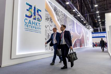 Санкт-Петербург. Посетители XXII Петербургского международного экономического форума.