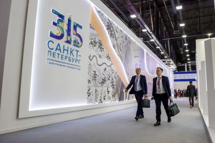 Санкт-Петербург. Посетители XXII Петербургского международного экономического форума.