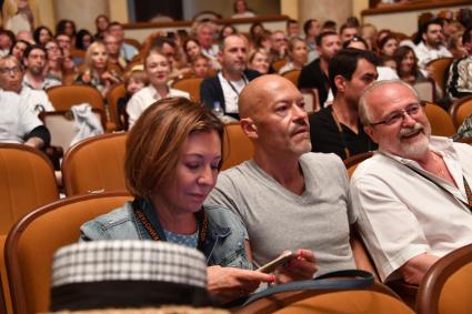 Сочи. Режиссер Федор Бондарчук и Владимир Хотиненко (справа) на премьере фильма `Война Анны` режиссера Алексея Федорченко в рамках XXIX Открытого российского кинофестиваля `Кинотавр`.