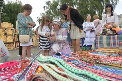 Беларусь, Гродно. Продажа сувениров на XII Республиканском фестивале национальных культур.