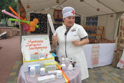 Беларусь, Гродно. Продажа сувениров на XII Республиканском фестивале национальных культур.