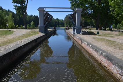 Беларусь, Гродно. Шлюз и разводной мост в парке `Августовский канал`.