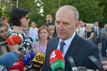 Беларусь, Гродно. Председатель Гродненского облисполкома Владимир Кравцов на XII Республиканском фестивале национальных культур.