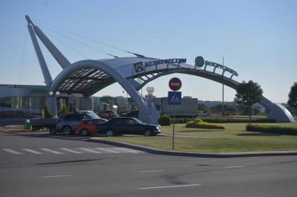 Беларусь, Минск. Машины на автозаправке по дороге из Минска в Гродно.