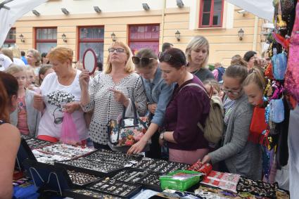 Беларусь, Гродно. Продажа сувениров на XII Республиканском фестивале национальных культур.