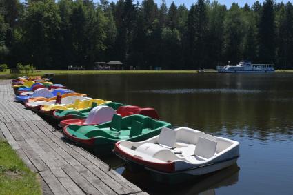 Беларусь, Гродно. Прогулочные водные велосипеды в парке `Августовский канал`.