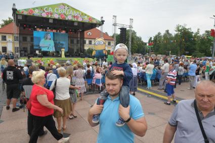 Беларусь, Гродно. Посетители на XII Республиканском фестивале национальных культур.