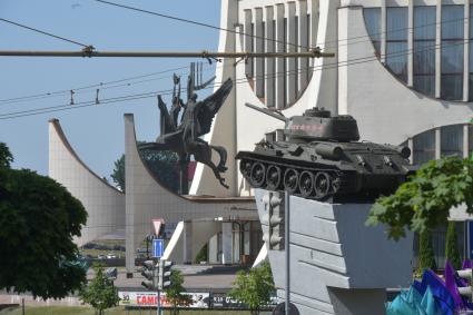 Беларусь, Гродно. Танк Т-34-85 у Гродненского драматического театра.
