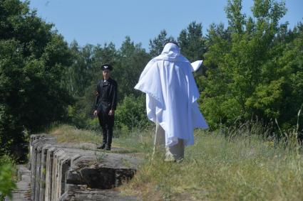 Беларусь, Гродненский район, д.Наумовичи. Костюмированное представление школьников местной школы на историческую тему возле форта Гродненской крепости.