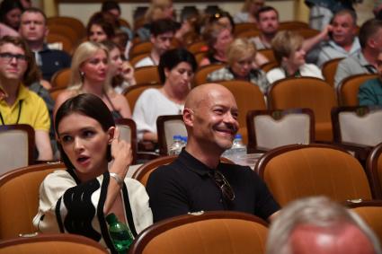 Сочи. Актриса Паулина Андреева и режиссер Федор Бондарчук на премьере фильма `Два билета домой` режиссера Дмитрия Месхиева в рамках XXIX Открытого российского кинофестиваля `Кинотавр`.