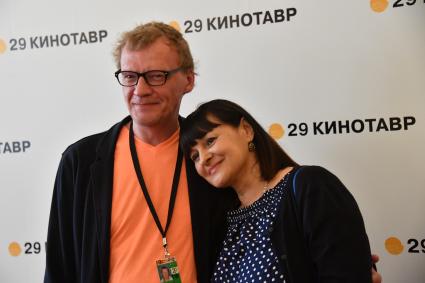 Сочи.  Актер Алексей Серебряков и программный директор кинофестиваля `Кинотавр` Ситора Алиева на премьере фильма `Ван Гоги` режиссера Сергея Ливнева в рамках XXIX Открытого российского кинофестиваля `Кинотавр`.