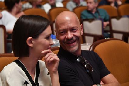Сочи. Актриса Паулина Андреева и режиссер Федор Бондарчук на премьере фильма `Два билета домой` режиссера Дмитрия Месхиева в рамках XXIX Открытого российского кинофестиваля `Кинотавр`.