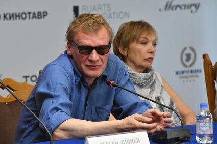 Сочи. Актеры Алексей Серебряков и Елена Коренева на пресс-конференции съемочной группы фильма `Ван Гоги` в рамках XXIX Открытого российского кинофестиваля `Кинотавр`.