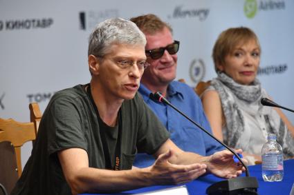 Сочи. Режиссер Сергей Ливнев, актеры Алексей Серебряков и Елена Коренева (слева направо) на пресс-конференции съемочной группы фильма `Ван Гоги` в рамках XXIX Открытого российского кинофестиваля `Кинотавр`.