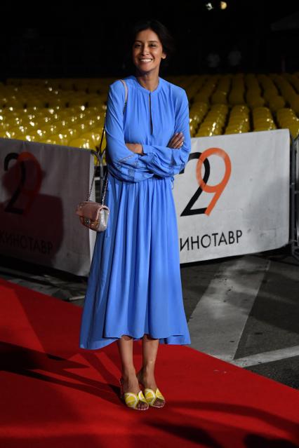 Сочи. Актриса Равшана Куркова на премьере фильма `Слоны могут играть в футбол` режиссера Михаила Сегала в рамках XXIX Открытого российского кинофестиваля `Кинотавр`.