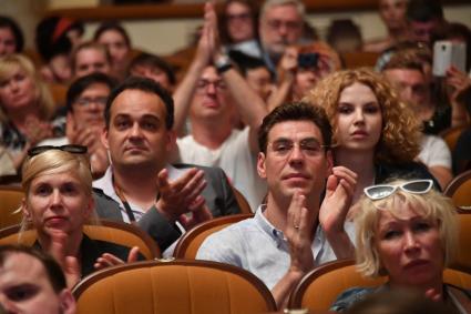 Сочи.  Певица Алена Свиридова (слева) и актер Дмитрий Дюжев (справа) на премьере фильма `Подбросы` режиссера Ивана Твердовского в рамках  XXIX Открытого российского кинофестиваля `Кинотавр`.