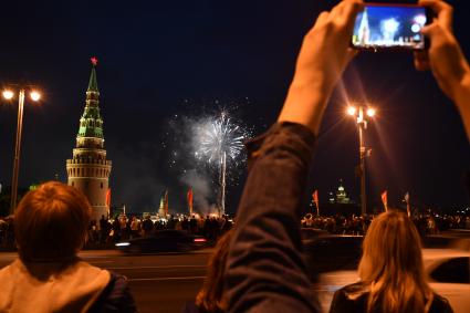 Москва. Праздничный салют в День России над Кремлем.