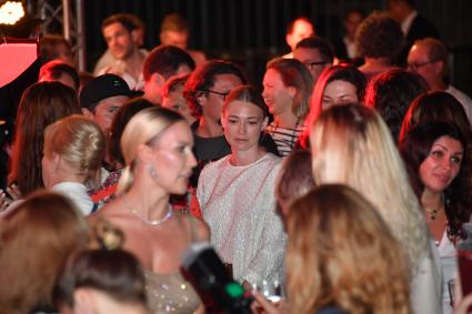 Сочи. Актриса Оксана Акиньшина (в центре) на вечеринке L\'Officiel Golden Party в рамках XXIX открытого российского кинофестиваля `Кинотавр`.