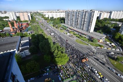 Москва. Мусульмане  во время торжественного намаза по случаю праздника Ураза-байрам возле мечети Ярдям в Отрадном.