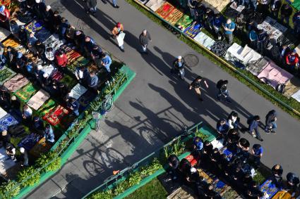 Москва. Мусульмане во время торжественного намаза по случаю праздника Ураза-байрам возле мечети Ярдям в Отрадном.