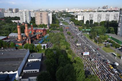 Москва. Мусульмане  во время торжественного намаза по случаю праздника Ураза-байрам возле мечети Ярдям в Отрадном.