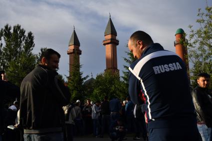 Москва. Мусульмане во время празднования Ураза-байрама возле мечети Ярдям в Отрадном.