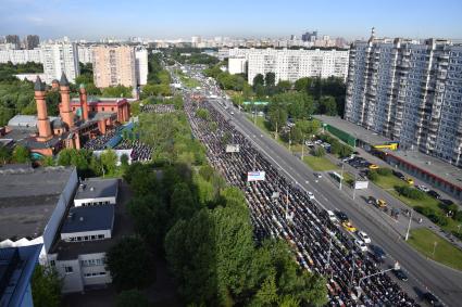 Москва. Мусульмане  во время торжественного намаза по случаю праздника Ураза-байрам возле мечети Ярдям в Отрадном.