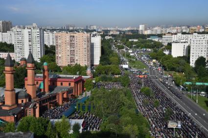 Москва. Мусульмане  во время торжественного намаза по случаю праздника Ураза-байрам возле мечети Ярдям в Отрадном.