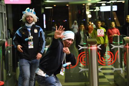 Москва. Аргентинские болельщики чемпионата мира по футболу 2018 в  метро.