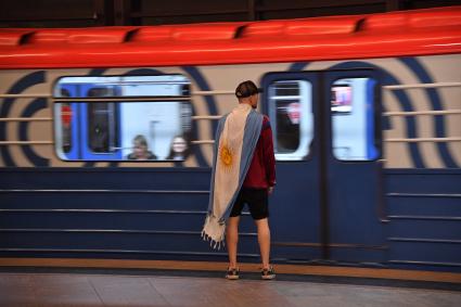 Москва.   Аргентинский болельщик чемпионата мира по футболу 2018 в  метро.