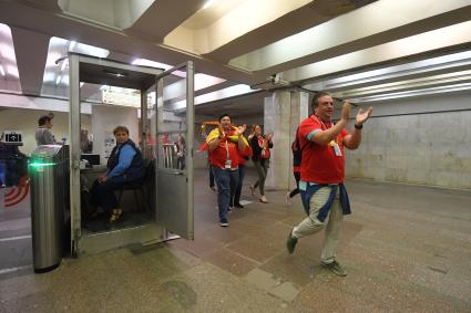 Москва.  Испанские болельщики чемпионата мира по футболу 2018 в  метро.