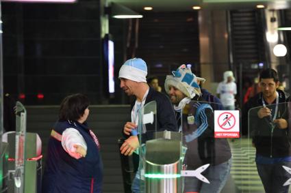Москва. Аргентинские болельщики чемпионата мира по футболу 2018 в метро.