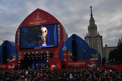 Москва. Французский футболист Марсель Десайи  (на телеэкране) во время Фестиваля болельщиков FIFA Fan Fest 2018 на Воробьевых горах.